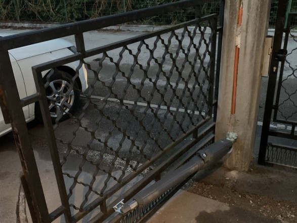 Pogon za dvokrilna vrata ARM znamke TAU